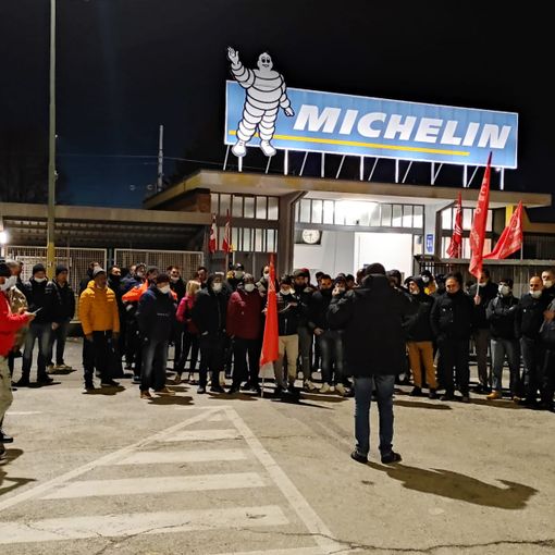Il presidio di fronte ai cancelli della Michelin di Cuneo