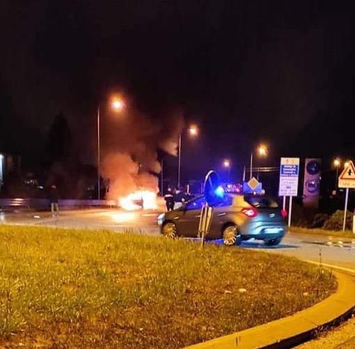 L'auto in fiamme lungo la SS231