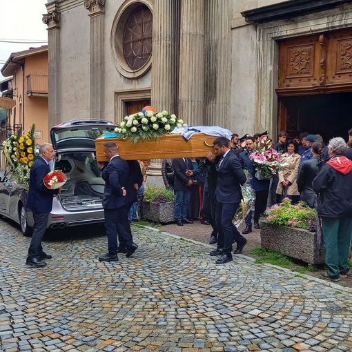 Peveragno, l’ultimo saluto ad Andrea: “Non abbiate paura di essere buoni, come lui”