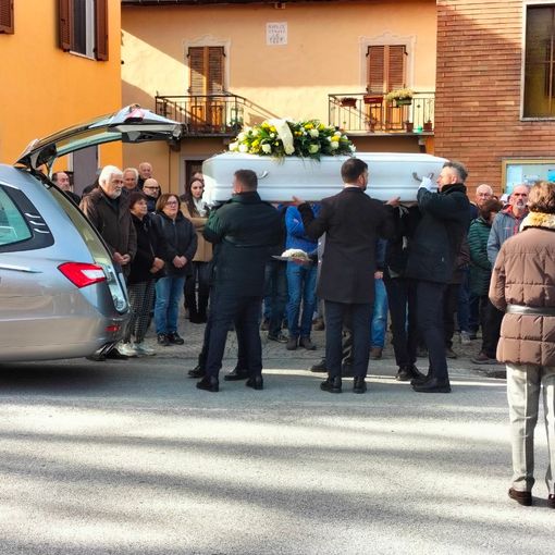 A San Lorenzo di Peveragno l'ultimo saluto a Romina Colombero sulle note de &quot;La prima cosa bella&quot;
