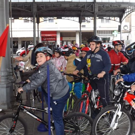 Gli agenti della Polizia municiplae Borgarino e Rambaudi, con gli allievi delle classi Iv Pivano