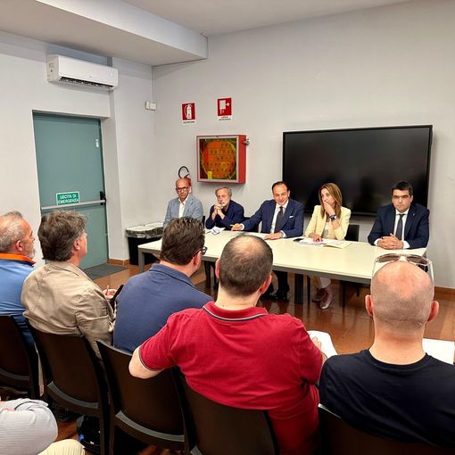 Ex Ilva, riunito il tavolo di crisi: regioni, comuni e sindacati al lavoro sul documento da consegnare al ministro Urso [VIDEO]