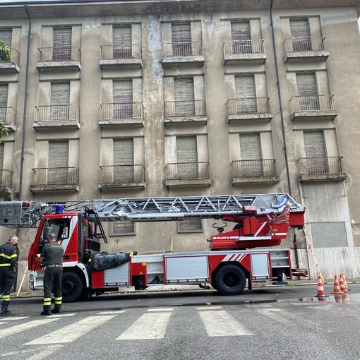 Cuneo, vigili del fuoco in corso Dante e al PUF per la caduta di calcinacci e piastrelle