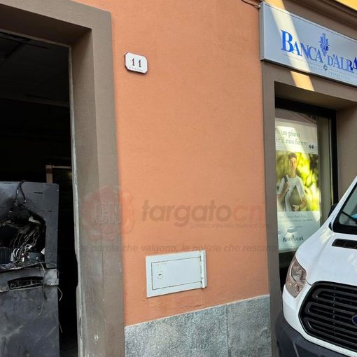 La filiale Banca d'Alba di via Vittorio Emanuele II a La Morra, presa di mira dai ladri