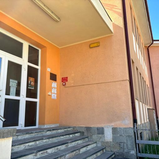 L'ingresso della scuola elementare &quot;Calleri&quot;