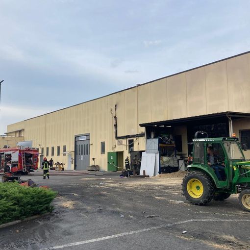 Tuttora in corso le operazioni di smassamento del materiale combusto andato a fuoco nell'incendio sviluppatosi a Monticello d'Alba dal pomeriggio di ieri Tuttora in corso le operazioni di smassamento del materiale combusto andato a fuoco nell'incendio sviluppatosi a Monticello d'Alba dal pomeriggio di ieri