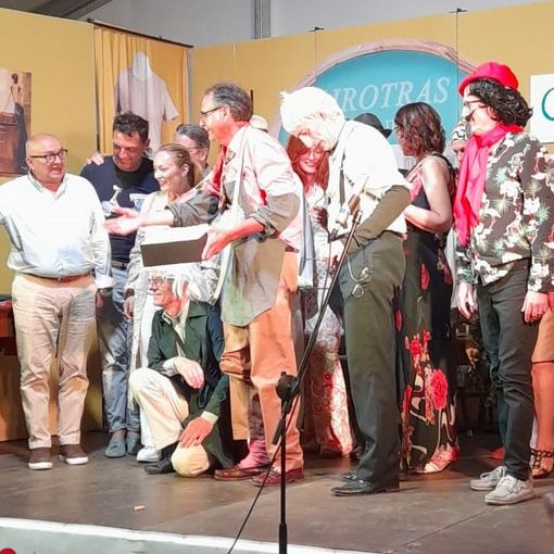 Il sindaco Gianno Gatti premia La Menodrammatica” premiata per i 30 anni di carriera