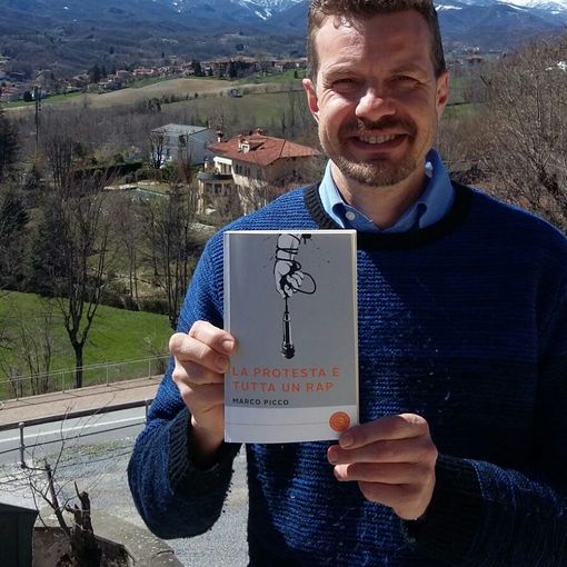 Marco Picco con una copia del suo libro