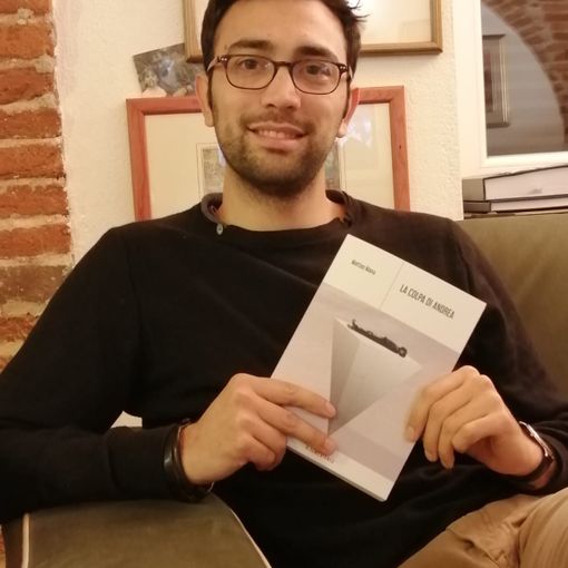 Matteo Mana con una copia de &quot;La colpa di Andrea&quot;