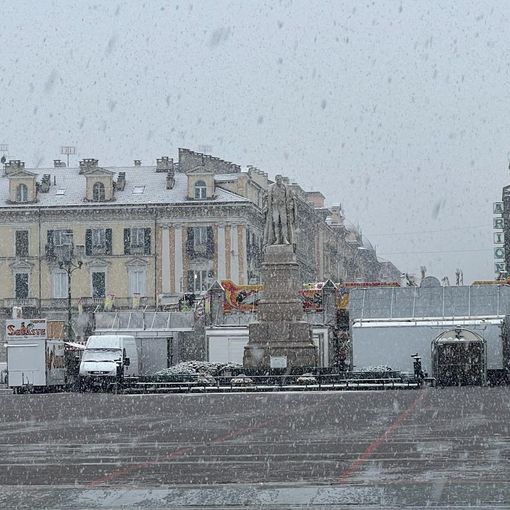 La nevicata in corso in piazza Galimberti a Cuneo