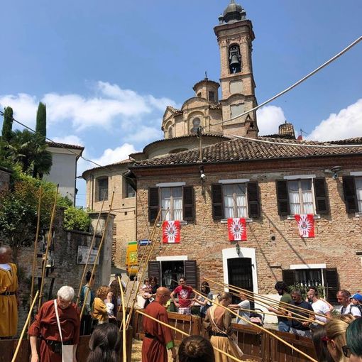Il Borgo di Neive rivive il suo passato medievale, tra giullari, falconieri, musici e stand gastronomici