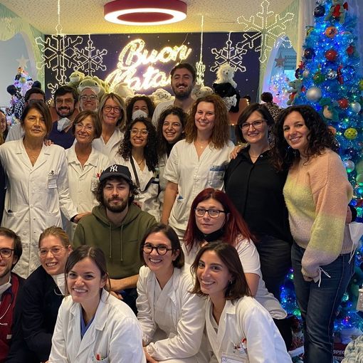 Riccardo Zanotti dei Pinguini Tattici Nucleari  in visita ai piccoli pazienti del Regina Margherita