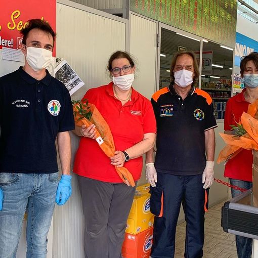 La consegna dei fiori alle dipendenti del Presto Fresco di Paesana