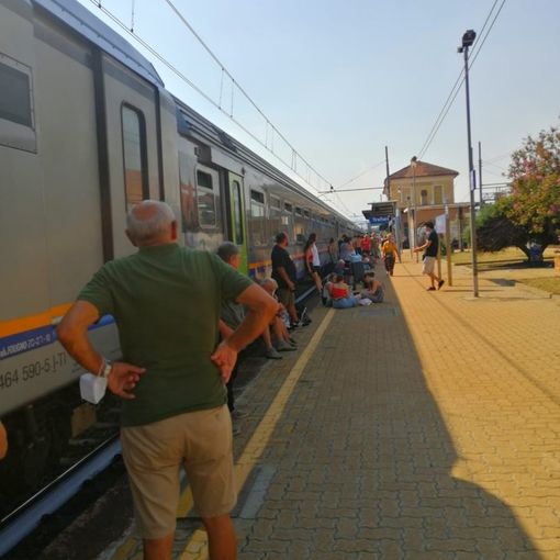 I passeggeri del treno per Ventimiglia fermo nei pressi della stazione di Trofarello