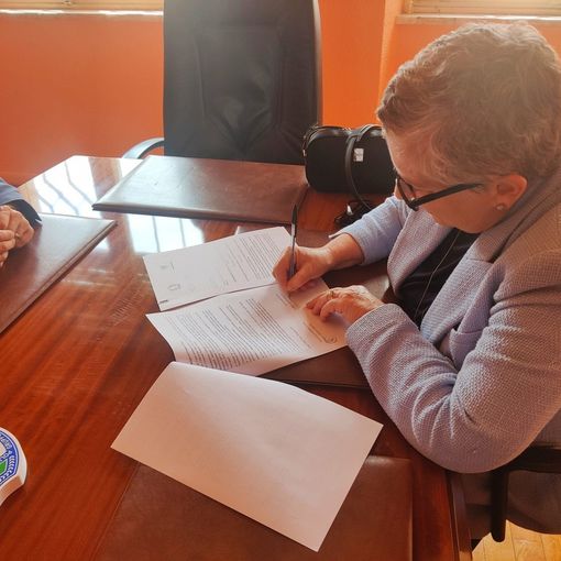 La firma della sindaca di Cuneo, Patrzia Manassero, per il protocollo d'intesa con la Casa Circondariale