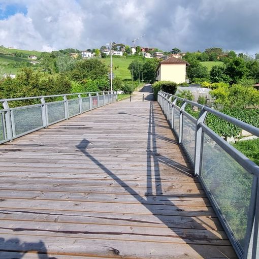Il ponte di legno sul torrente Cherasca sarà aperto alle auto solo per i residenti