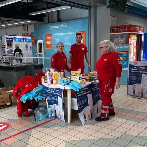 Il punto di raccolta della Croce Rossa all'Ipercoop di Cuneo