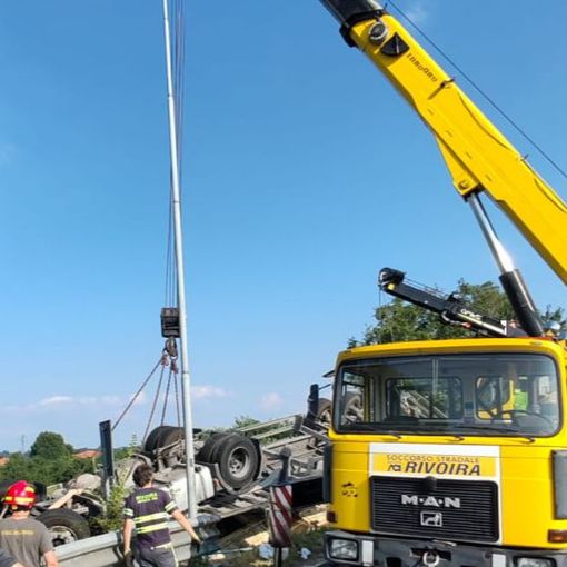 Tangenziale di Fossano chiusa in entrambi i sensi di marcia per la rimozione del camion ribaltato
