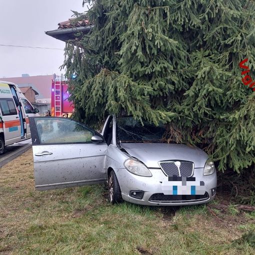 L'automobile finita fuori strada fuori dall'abitato di Verzuolo