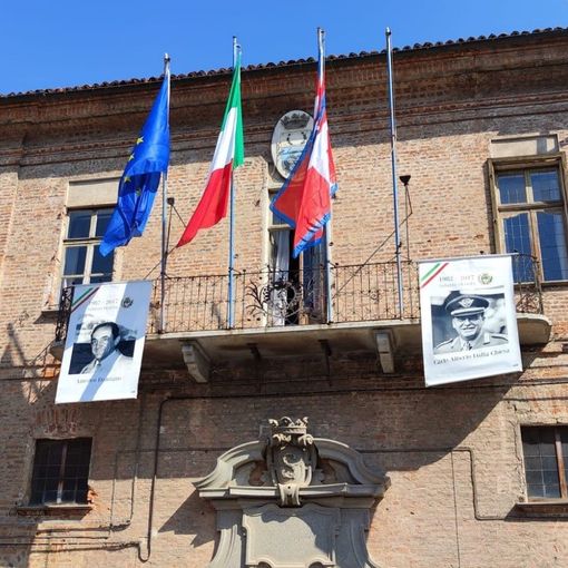 Saluzzo, le foto di Dalla Chiesa e Damiano sul municipio per la giornata che Libera dedica alle vittime della mafia