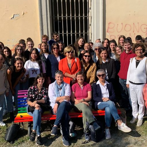 L'inaugurazione della panchina arcobaleno di Savigliano