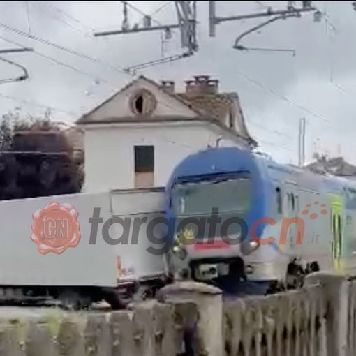 Il momento in cui il convoglio travolge il furgone