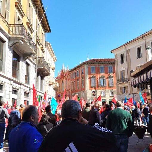 La mobilitazione davanti alla Prefettura