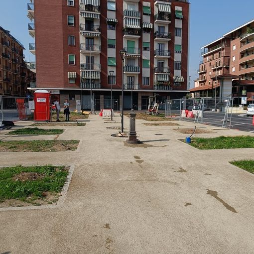 Saluzzo, piazza Battaglione Alpini dopo il taglio dei tre aceri e predisposta per il nuovo disegno