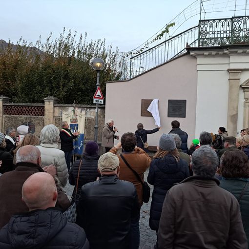 Le targhe dedicate a Michele e Stefano Roccavilla sul muro della casa di famiglia