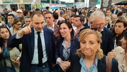 Elly Schlein al Salone del Libro &quot;vuole&quot; scrivere una nuova pagina per il Piemonte: &quot;Siamo qui per vincere&quot;