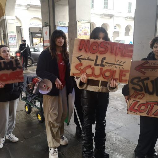 Studenti in marcia verso il municipio: “Vogliamo scuole sicure e trasporti efficienti&quot;
