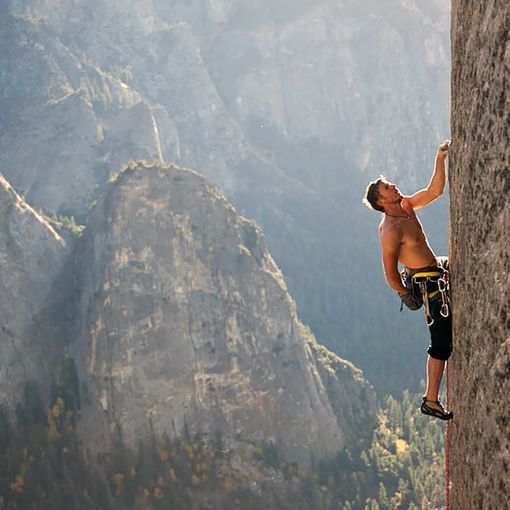 Insieme a Kevin Jorgeson, Caldwell ha scalato per primo il Dawn Wall su El Capitan, all’interno dello Yosemite Park