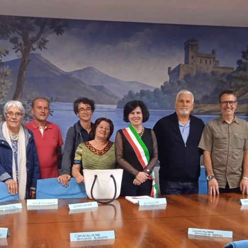 Foto di gruppo per il rinnovato Consiglio comunale del piccolo centro langarolo