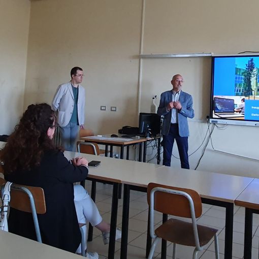Il referente dell'Itis Rivoira, Massimo Peirone, illustra la nuova sede, con lui il dirigente Flavio Girodengo e il professor Marco Rinaldi