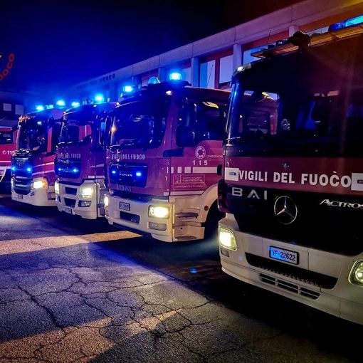 Esce di strada e centra quattro auto in sosta di fronte a un ristorante