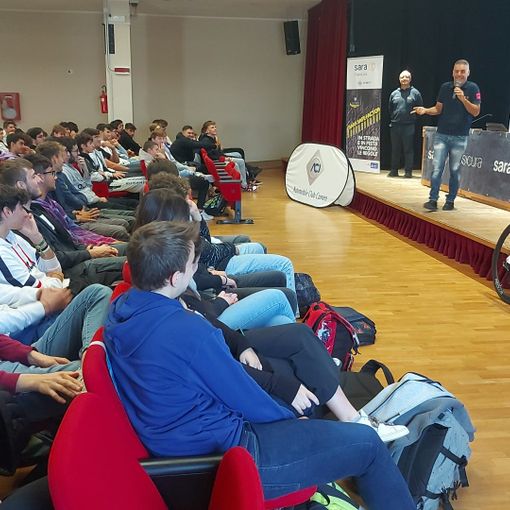 A Fossano oltre 300 studenti sono andati a lezione di guida sicura con Sara Safe Factor