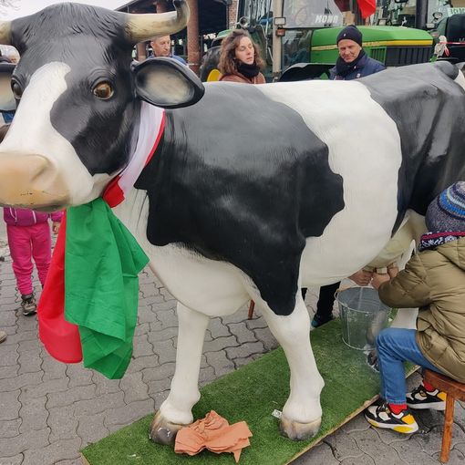 Gli Agricoltori Indipendenti continuano la protesta in piazza Dompè a Fossano