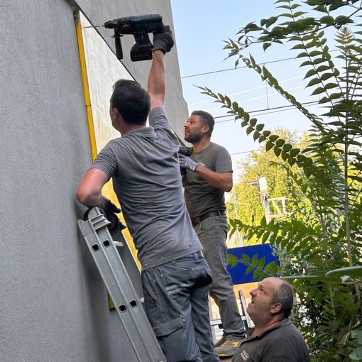 Operai del Comune al lavoro per chiudere gli accessi della struttura dopo lo sgombero avvenuto questa mattina