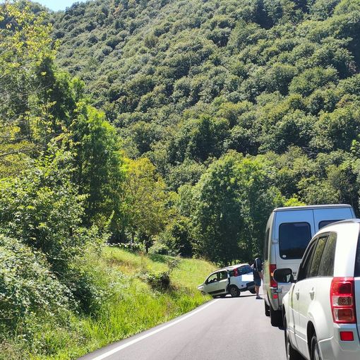 Auto fuori strada finisce in una cunetta nella strada che porta a Frabosa Soprana: code sui tornanti