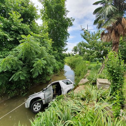 Auto fuori strada a Casalgrasso, finisce in un canale: una persona incastrata
