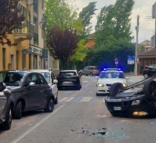 Incidente in via Piave a Centallo, auto si cappotta: conducente illesa