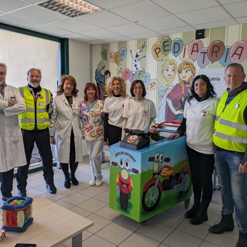 Donata alla pediatria di Mondovì una speciale moto giocattolo grazie agli &quot;Angeli in moto&quot; di Cuneo