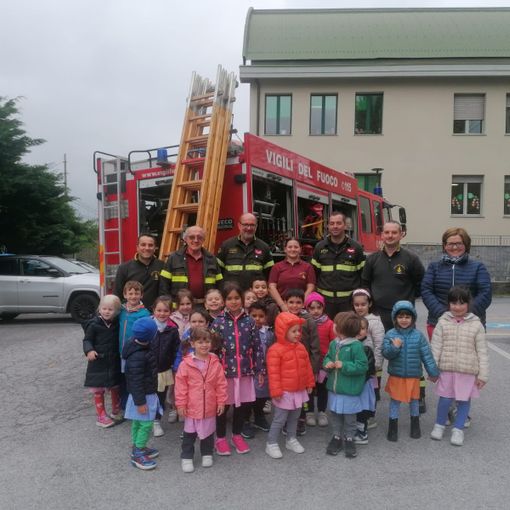 I bambini della scuola dell'infanzia di Sale Langhe a &quot;lezione&quot; con i Vigili del Fuoco [FOTO]