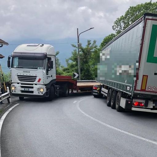 Tir incastrati al Colle di Nava: traffico in tilt sulla 28 e residenti infuriati