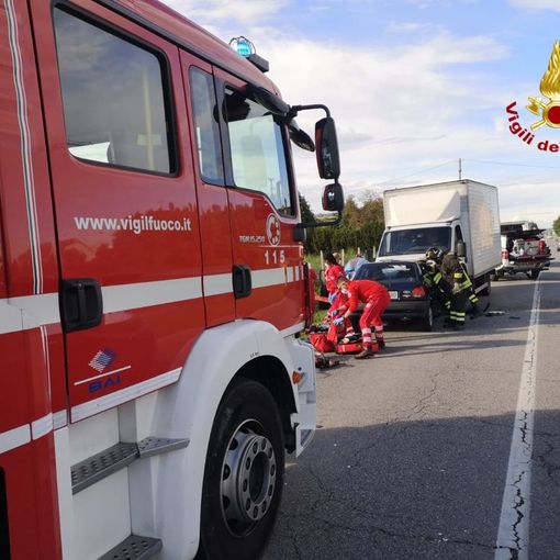 Frontale tra auto e furgone a Vaccheria di Guarene: due feriti, grave un 49enne