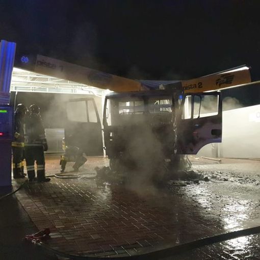 Prende fuoco un camion in un autolavaggio di Montà d'Alba: nessun ferito