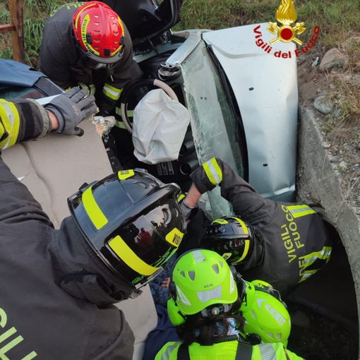 Auto fuori strada in via Gerbola a Manta