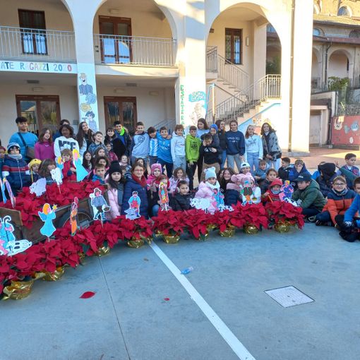 Borgo, i commercianti vestono il centro storico a tema natalizio con gli addobbi dei ragazzi dell'oratorio