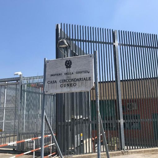 Strappò a morsi il lobo dell’orecchio al compagno di cella dopo una lite: condannato a 6anni e mezzo di carcere