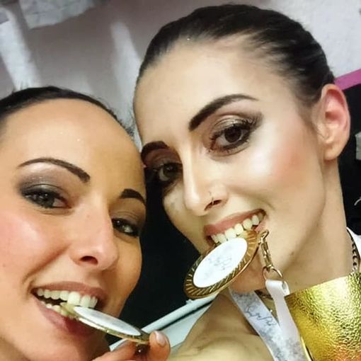 Elena e Lisa con la medaglia